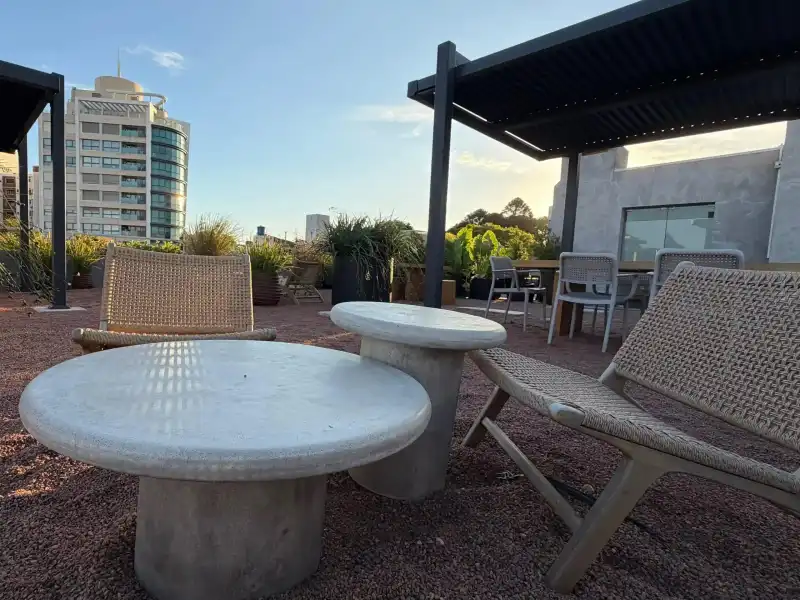 Foto dos del jardín del edificio de la oficina