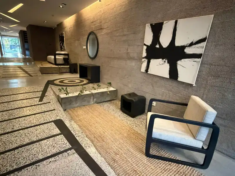 Foto extendida del hall del edificio de la oficina