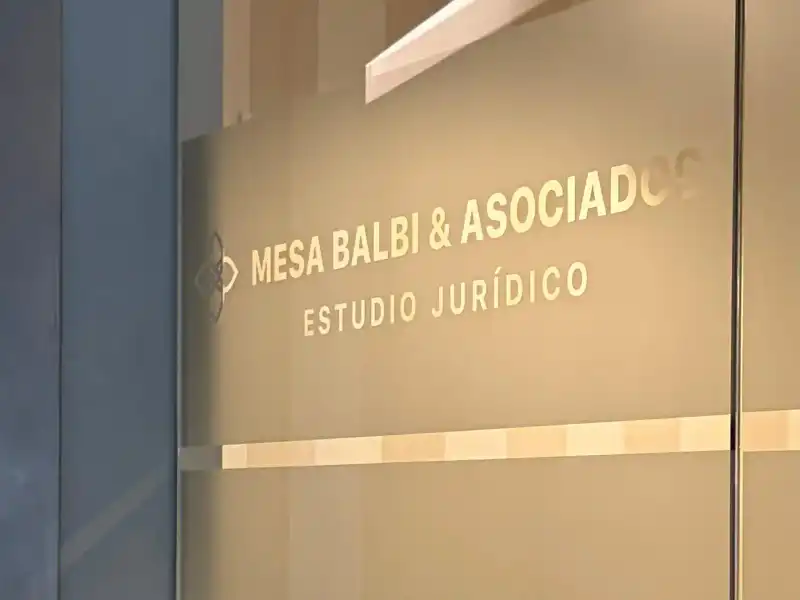 Foto de la entrada principal del edificio de la oficina