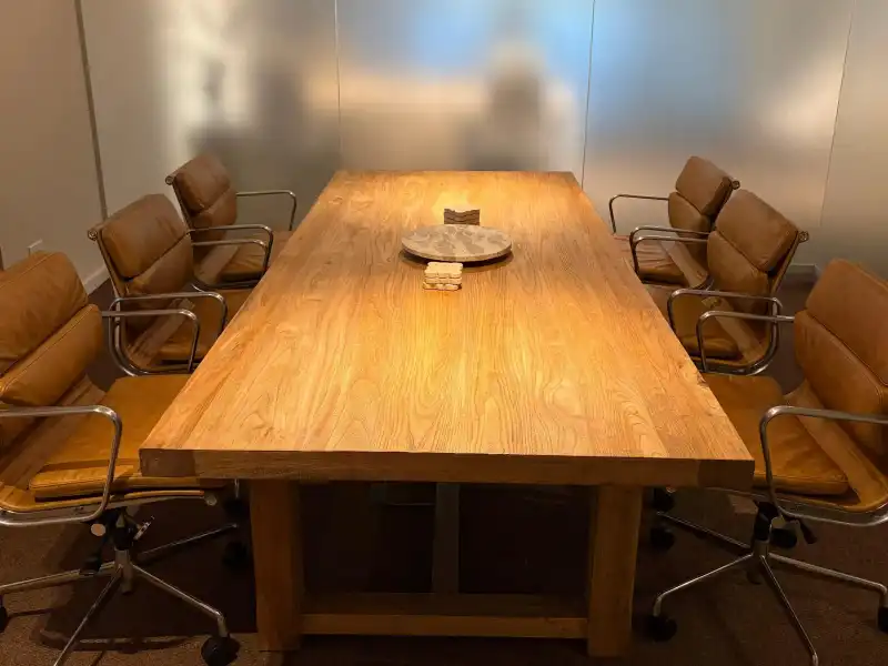 Foto dos de la sala de reuniones de la oficina